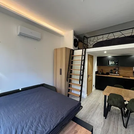 Elegant With Mezzanine, Center Αντίμπ