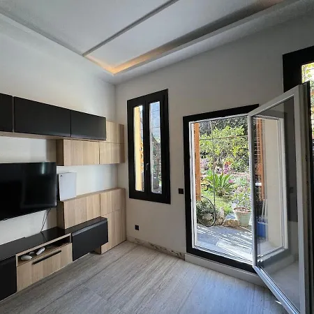 Elegant With Mezzanine, Center * Αντίμπ