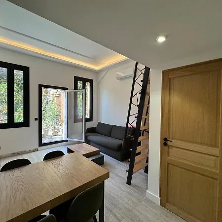 Elegant With Mezzanine, Center Apartment *